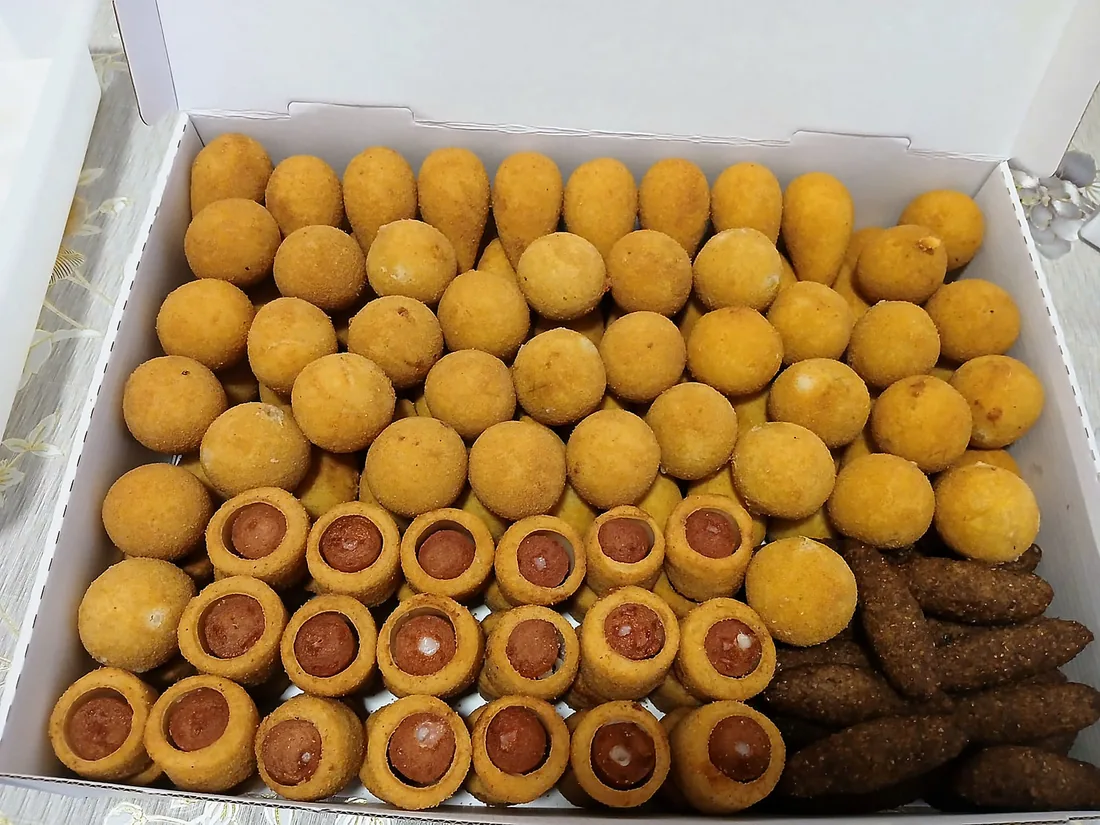 Tabuleiros de salgados prontos, na cozinha da Keli